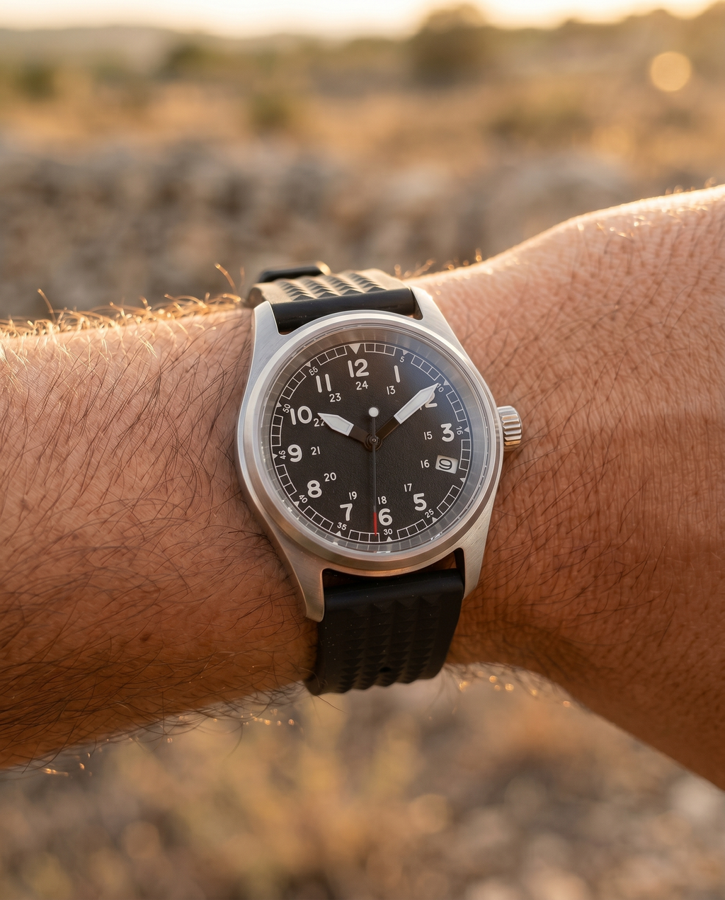 Field Aigoual ORVEN — portée au poignet, bracelet FKM gaufré noir, boîtier pilote field watch acier 36 mm