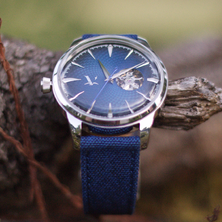 Pièce 3 (acier, bracelet toile, cadran bleu )