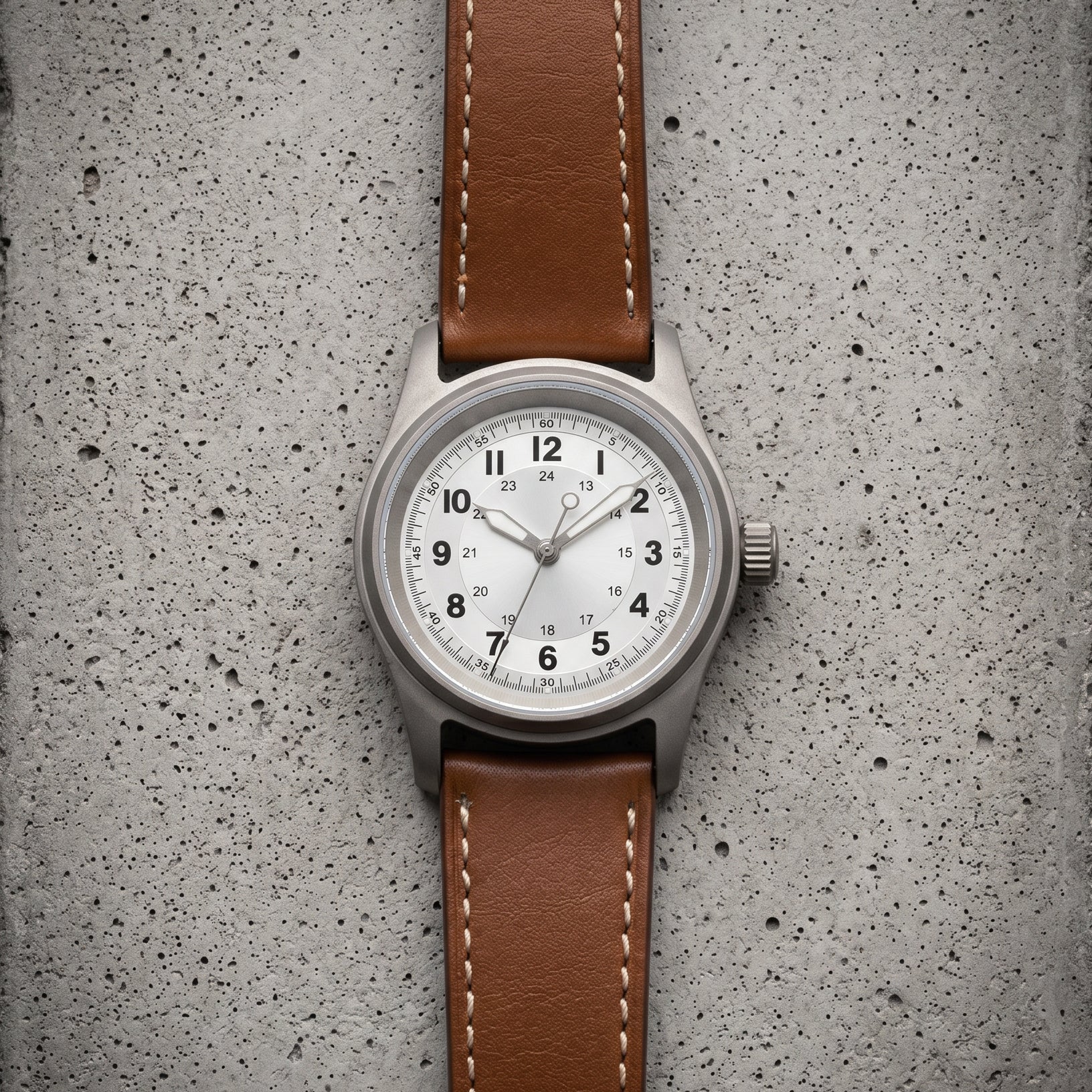 Flieger Tramontane ORVEN posée — vue de dessus, boîtier titane grade 2, verre saphir anti-reflet