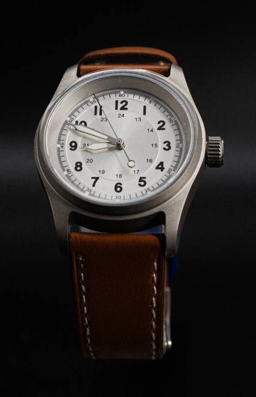 Flieger Tramontane ORVEN — détail cadran type B irisé, aiguilles et index lumineux