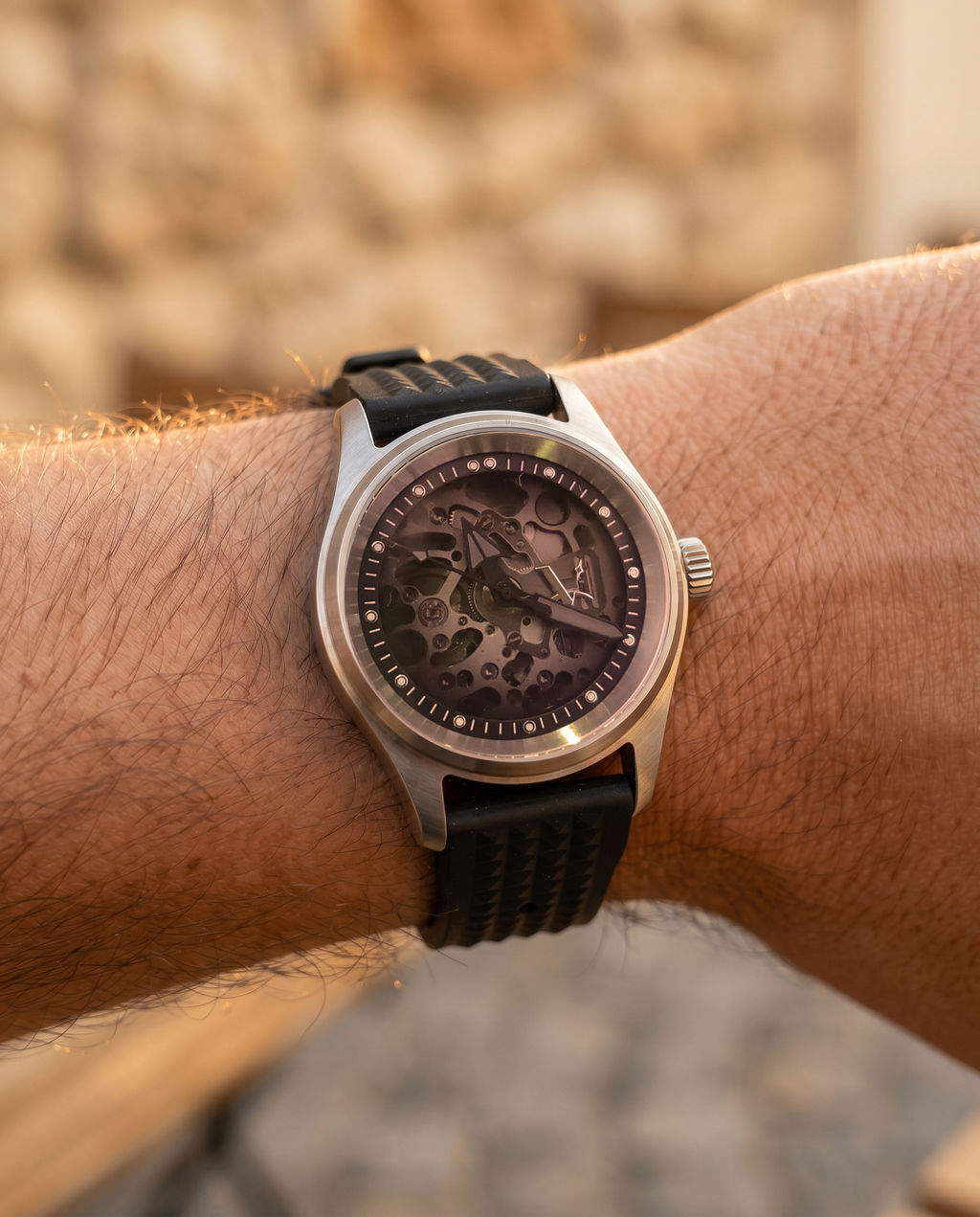 Orbite Pénombre ORVEN — portée au poignet, bracelet FKM gaufré noir, boîtier pilote acier 36 mm